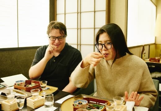日本酒を呑む観光客