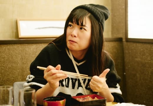 うなぎの蒲焼を食べる女性