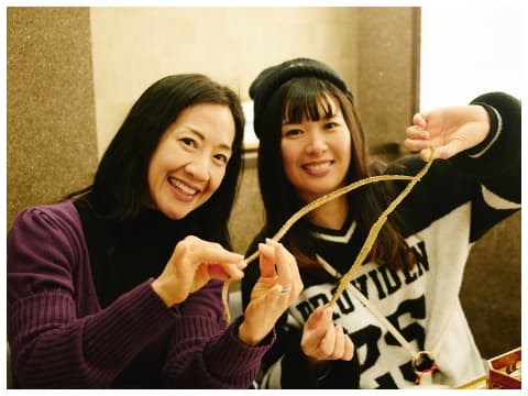 うなぎを食べる女性