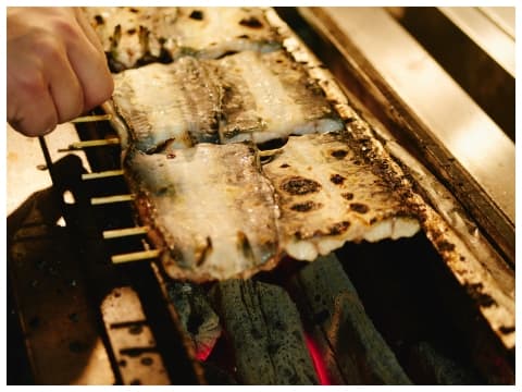 うなぎを蒲焼にしている様子