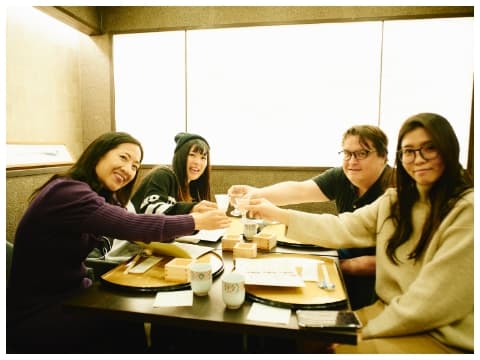 食事を楽しむ観光客