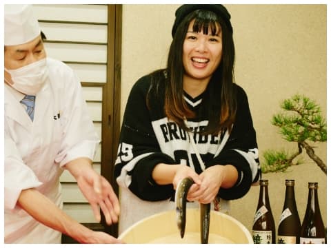 うなぎを掴む女性