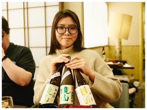お酒を持つ女性