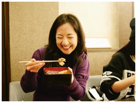うなぎの蒲焼を食べる女性