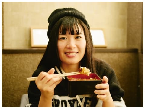 白焼きを食べる女性