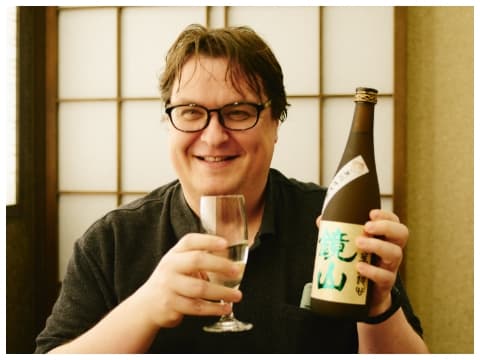 お酒を呑む男性